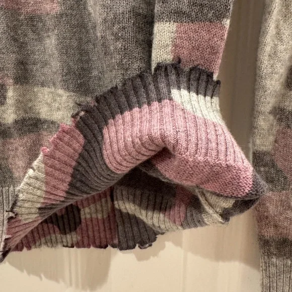 J4. Minnie Rose Camo-print V-neck Cashmere Sweater In Pink Sand - Picture 11 of 11